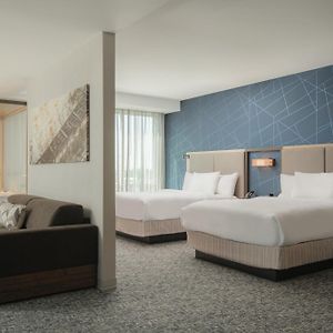 Corner Queen Suite Two Queen Beds